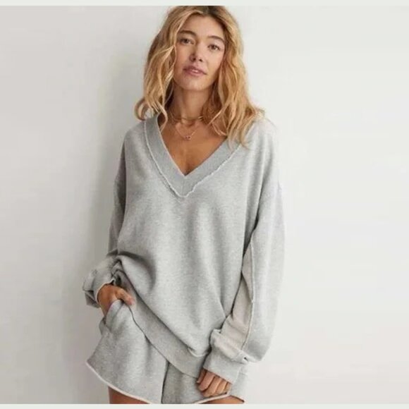AERIE Vacay Every Day V Neck Sweatshirt Oversized Raw Hem Grey Women's Medium - Picture 1 of 14